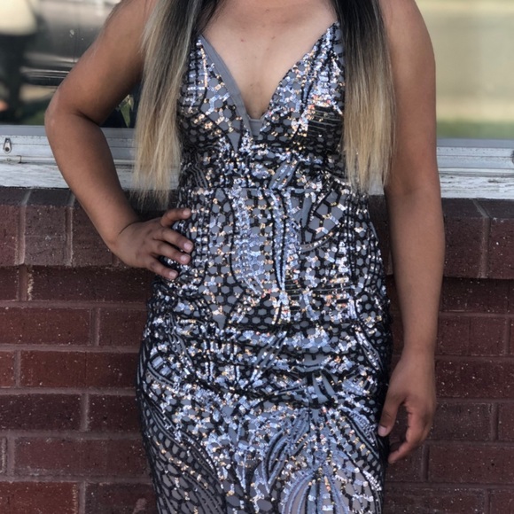 Formal dress - Picture 2 of 4